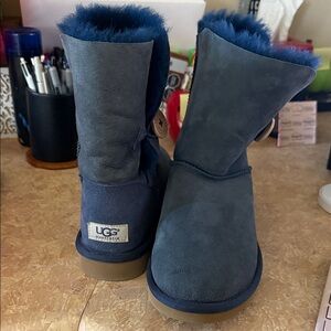 UGG Navy Blue
Short Bailey Button II Boot